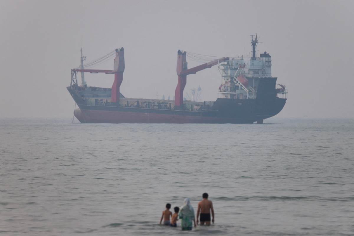 Một chiếc tàu thuyền ở eo biển Hormuz gần bãi biển Bandar Abbas, Iran. (Nguồn: Reuters)