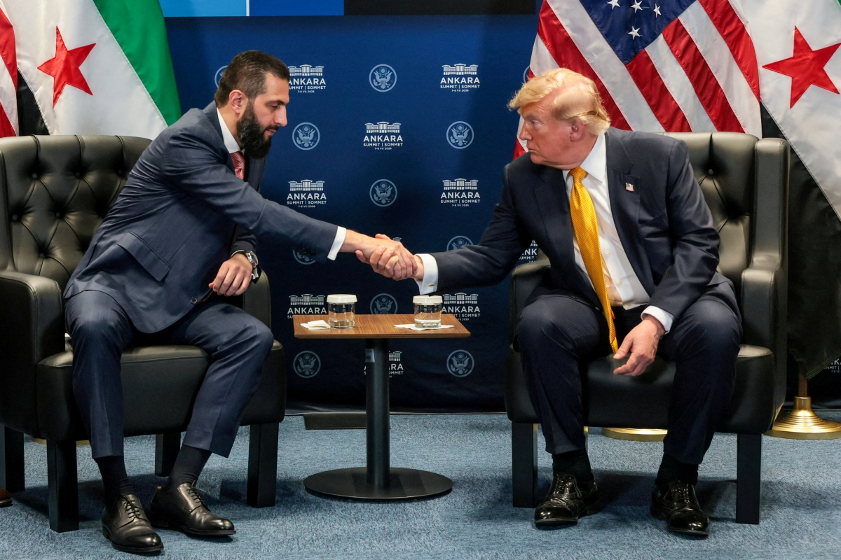 Tổng thống Mỹ Donald Trump bắt tay với Tổng thống Syria Ahmed al-Sharaa trong cuộc gặp song phương diễn ra bên lề hội nghị thượng đỉnh các nhà lãnh đạo NATO ở Ankara, Thổ Nhĩ Kỳ, ngày 8/7/2026. Ảnh Reuters