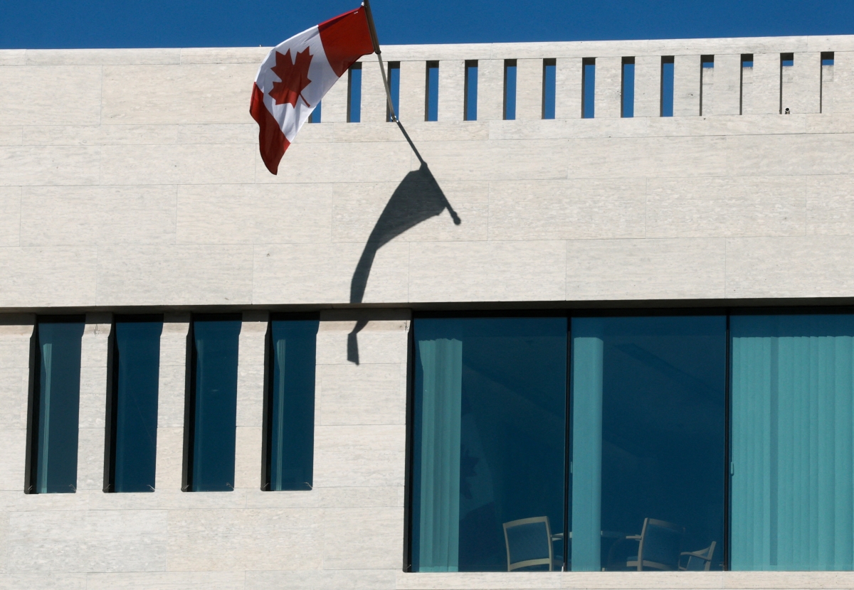 Cờ Canada tung bay trên cửa sổ văn phòng của Đại sứ quán Canada tại Washington (ảnh: Reuters)