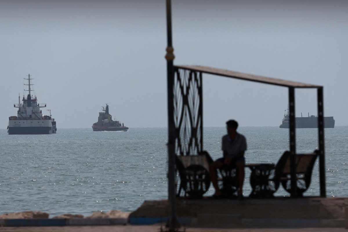 Tàu thuyền ở eo biển Hormuz (Ảnh: Reuters)