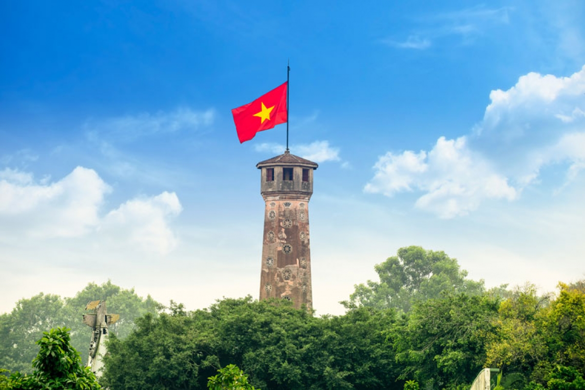 Lá cờ đỏ sao vàng tung bay trên Cột cờ Hà Nội – một biểu tượng đã chứng kiến bao thăng trầm của Thủ đô.