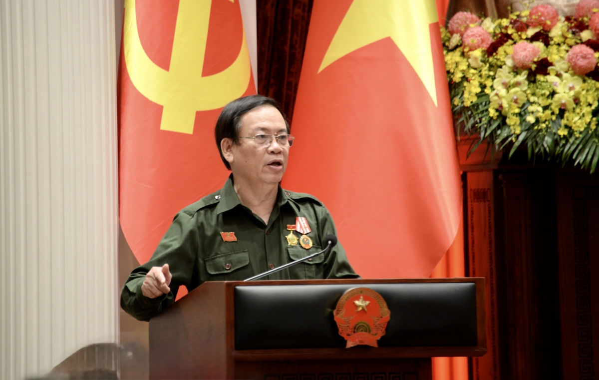 Chủ tịch Hội cựu Thanh niên xung phong Vũ Trọng Kim báo cáo tại buổi gặp mặt