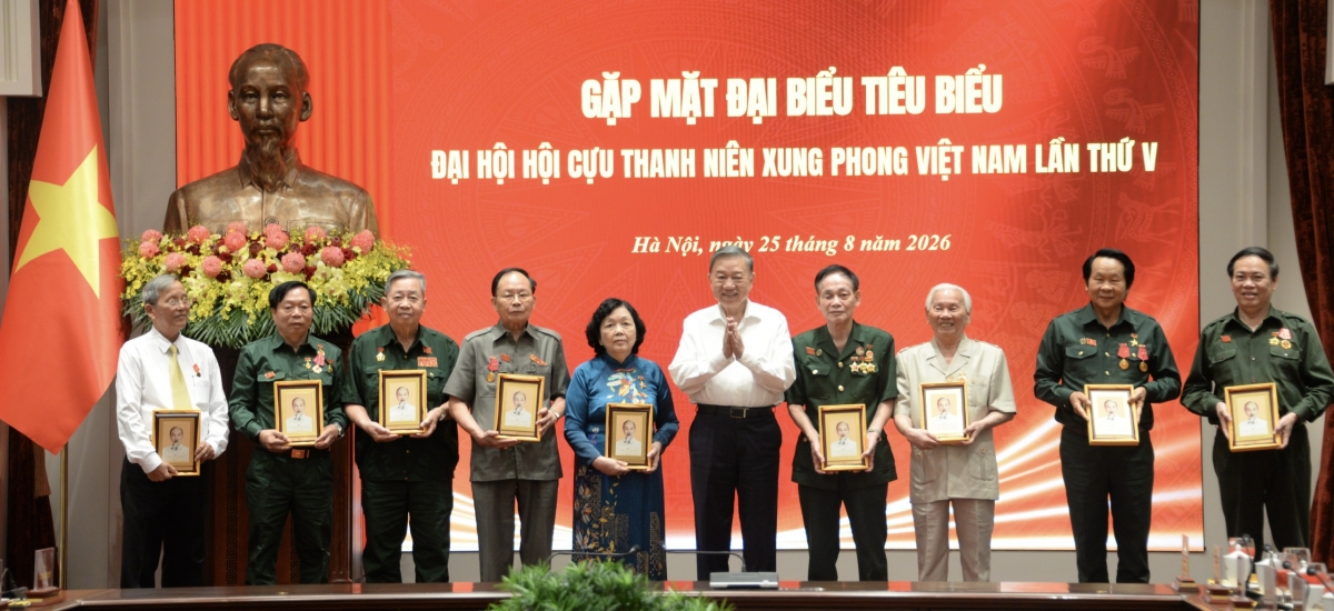 Tổng Bí thư, Chủ tịch nước Tô Lâm tặng quà lưu niệm cho các cựu Thanh niên xung phong