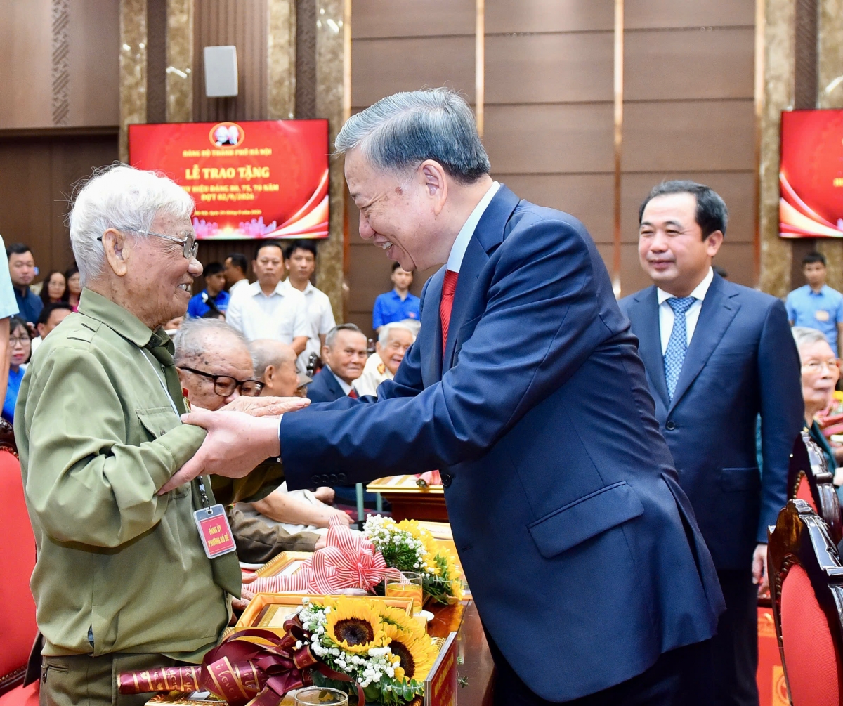 Tổng Bí thư, Chủ tịch nước Tô Lâm chúc mừng các đảng viên lão thành