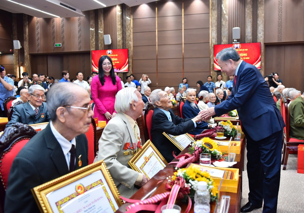 Tổng Bí thư, Chủ tịch nước Tô Lâm chúc mừng các đảng viên lão thành