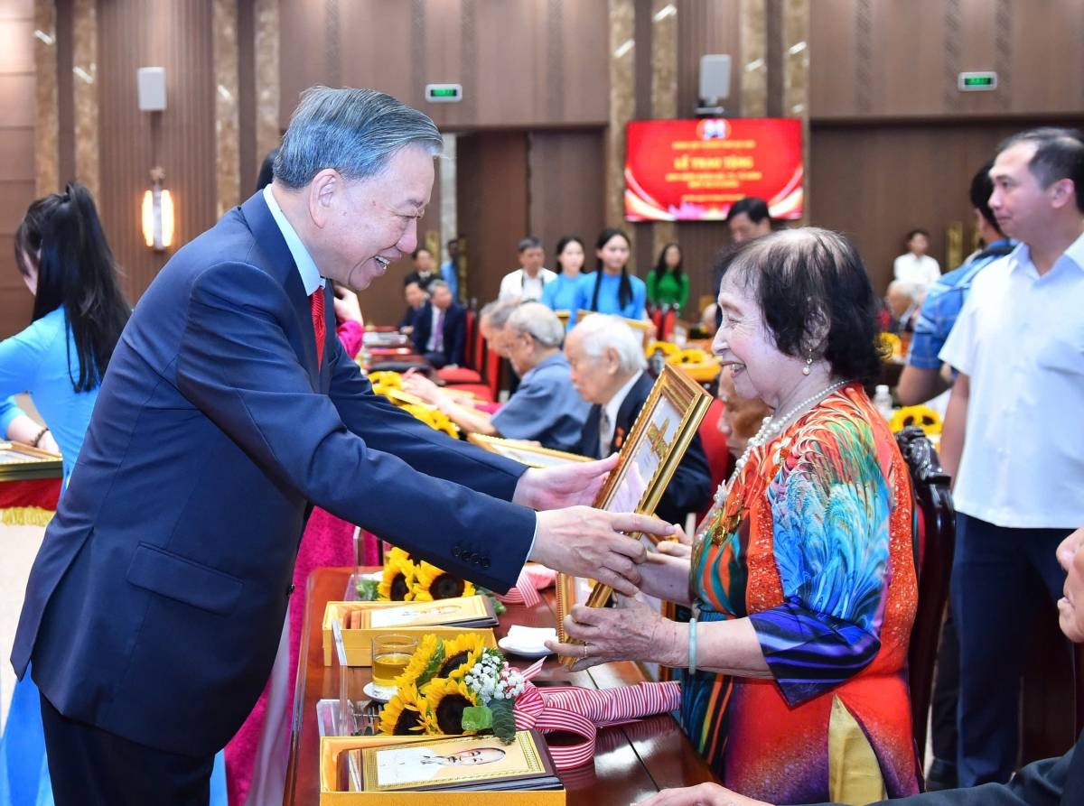 Tổng Bí thư, Chủ tịch nước Tô Lâm trao Huy hiệu Đảng, chúc mừng các đảng viên lão thành.