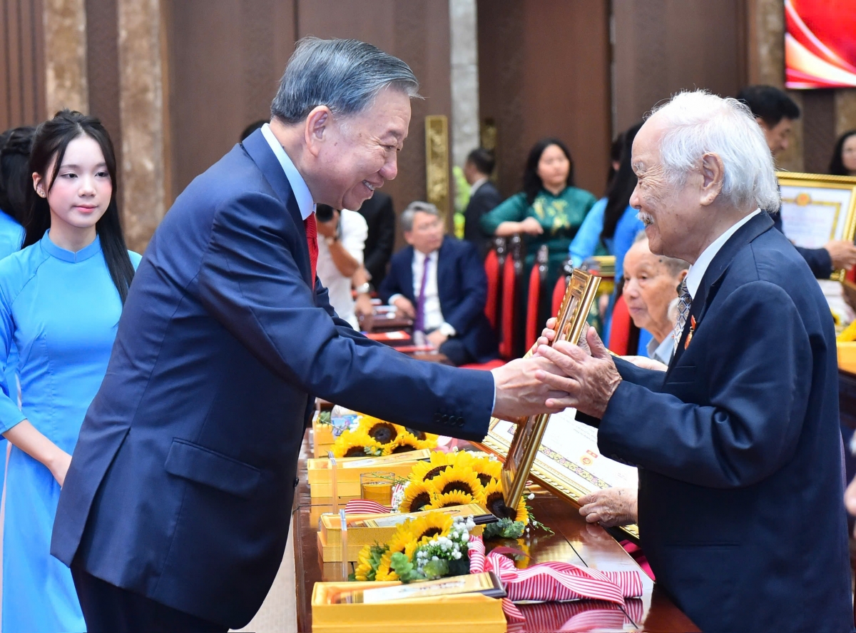 Tổng Bí thư, Chủ tịch nước Tô Lâm trao Huy hiệu Đảng, chúc mừng các đảng viên lão thành.