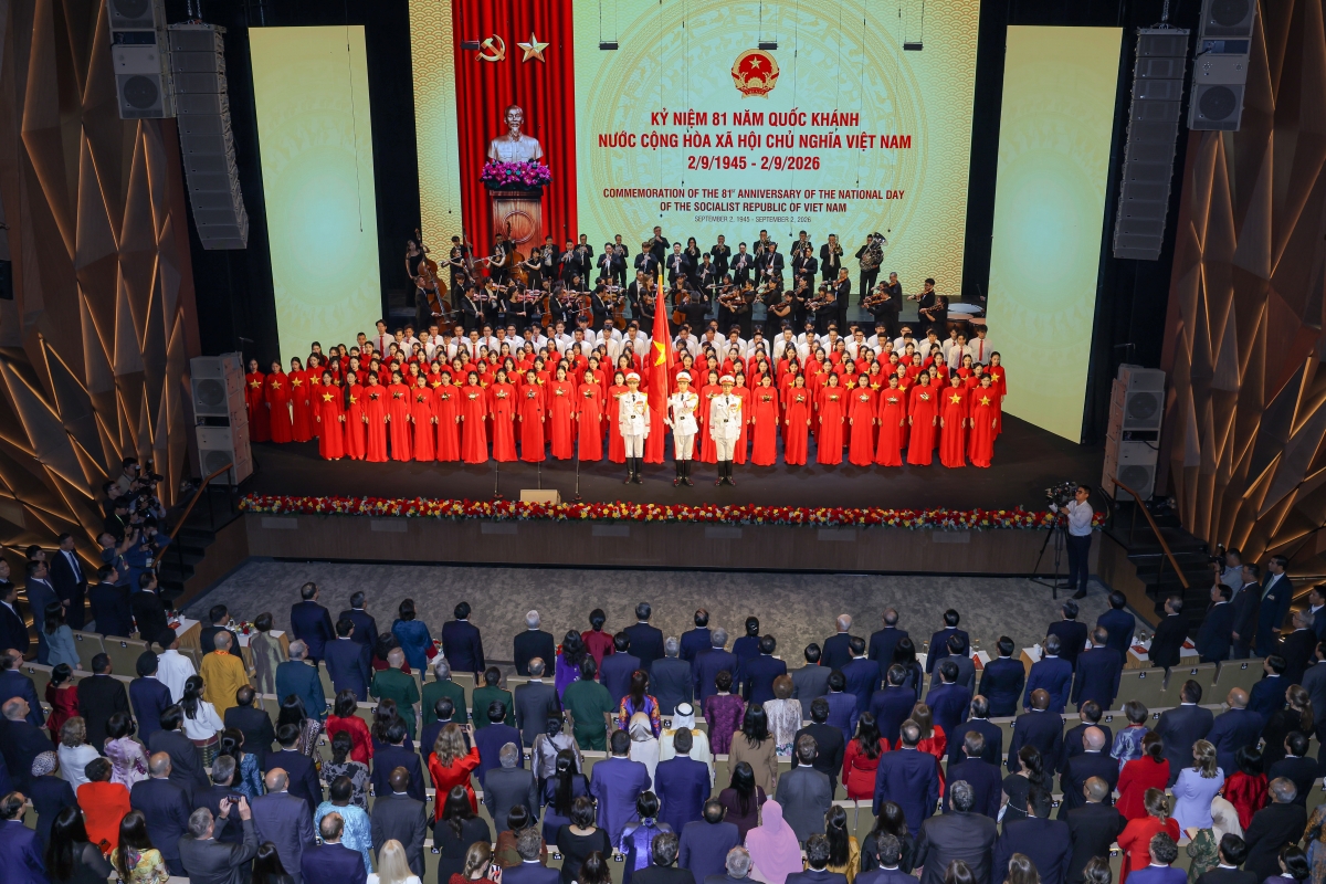 Các đại biểu làm lễ chào cờ