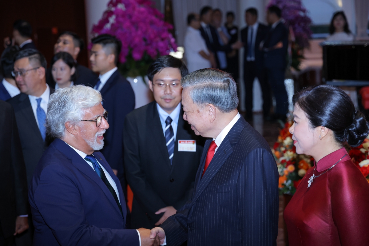 Tổng Bí thư, Chủ tịch nước Tô Lâm và Phu nhân chào mừng các Đại sứ, Đại biện, Trưởng Đại diện Tổ chức quốc tế tại Việt Nam