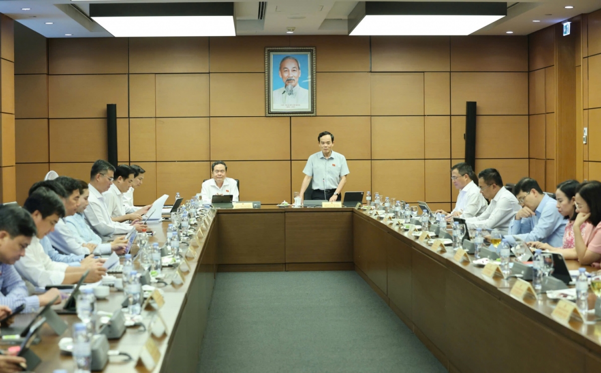 Quốc hội thảo luận tại Tổ về dự thảo Luật Dầu khí (sửa đổi), dưới sự đồng chủ trì của Chủ tịch Quốc hội Trần Thanh Mẫn và Bí thư Thành ủy TP HCM Trần Lưu Quang, Trưởng đoàn ĐBQH TP HCM.