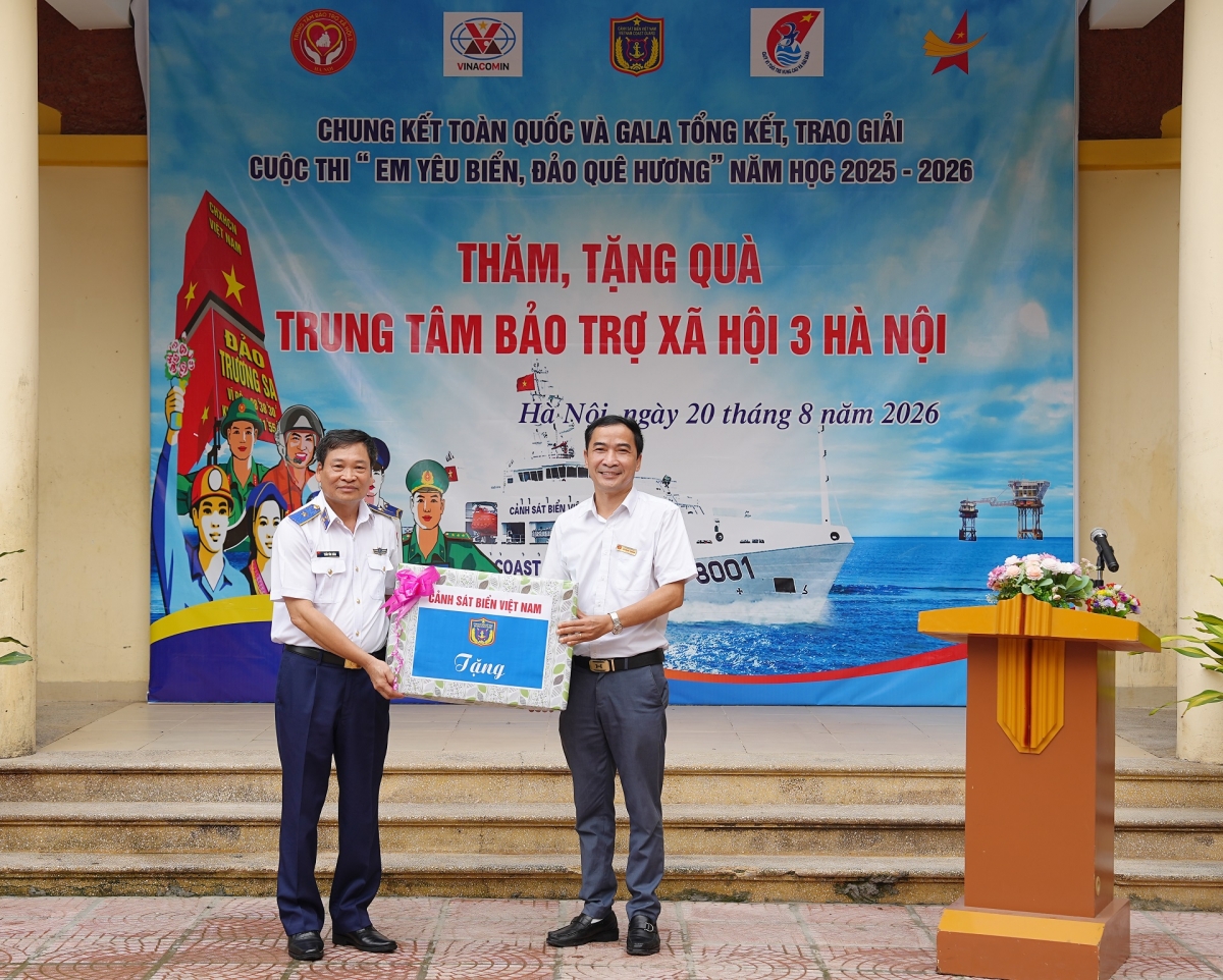 Thiếu tướng Trần Văn Xuân trao quà tặng Trung tâm Bảo trợ xã hội 3 Hà Nội