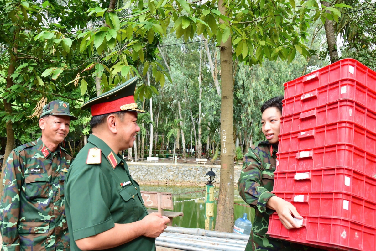 Thiếu tướng Nguyễn Thành Trung động viên cán bộ, chiến sĩ và các lực lượng đang thực hiện nhiệm vụ tại Công viên Lê Thị Riêng