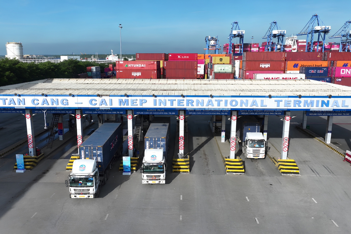 Thời gian giao nhận container trực tiếp qua cổng được rút ngắn, tiết kiệm thời gian và chi phí cho khách hàng