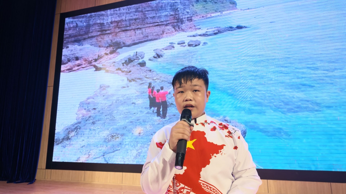 Đại diện Đội Sao Biển - Quảng Ngãi thể hiện phần thi “Vượt sóng”