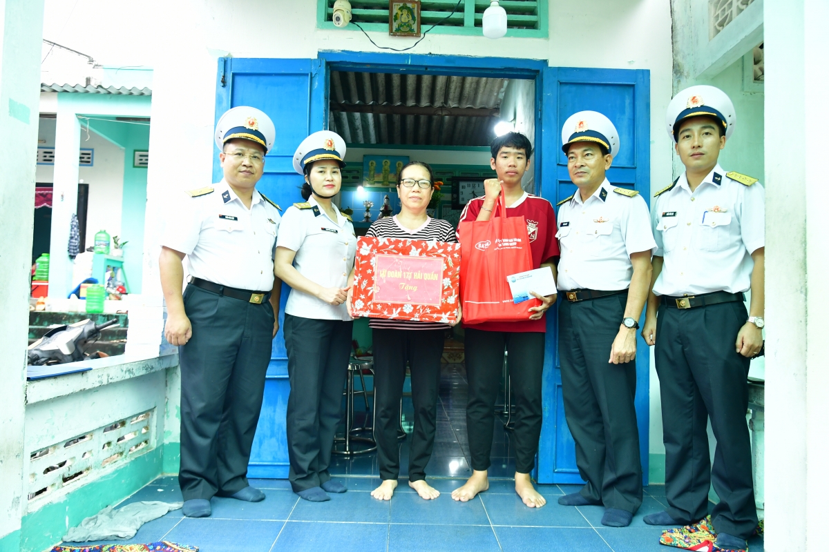 Đại diện Lữ đoàn 171 trao quà cho gia đình cháu Nguyễn Lê Phát Lộc