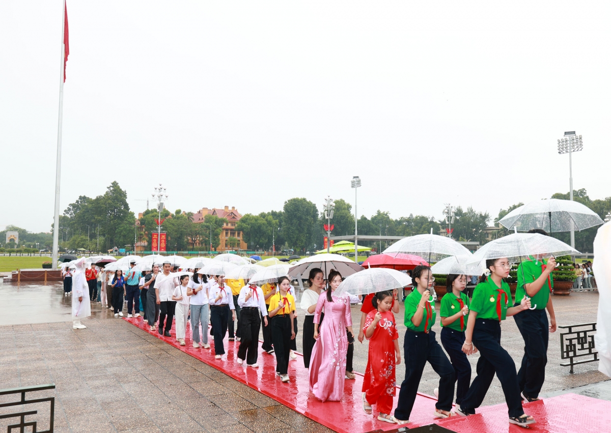Đoàn đại biểu và học sinh tham gia Chung kết toàn quốc Cuộc thi “Em yêu biển, đảo quê hương” năm học 2025 - 2026 vào Lăng viếng Chủ tịch Hồ Chí Minh