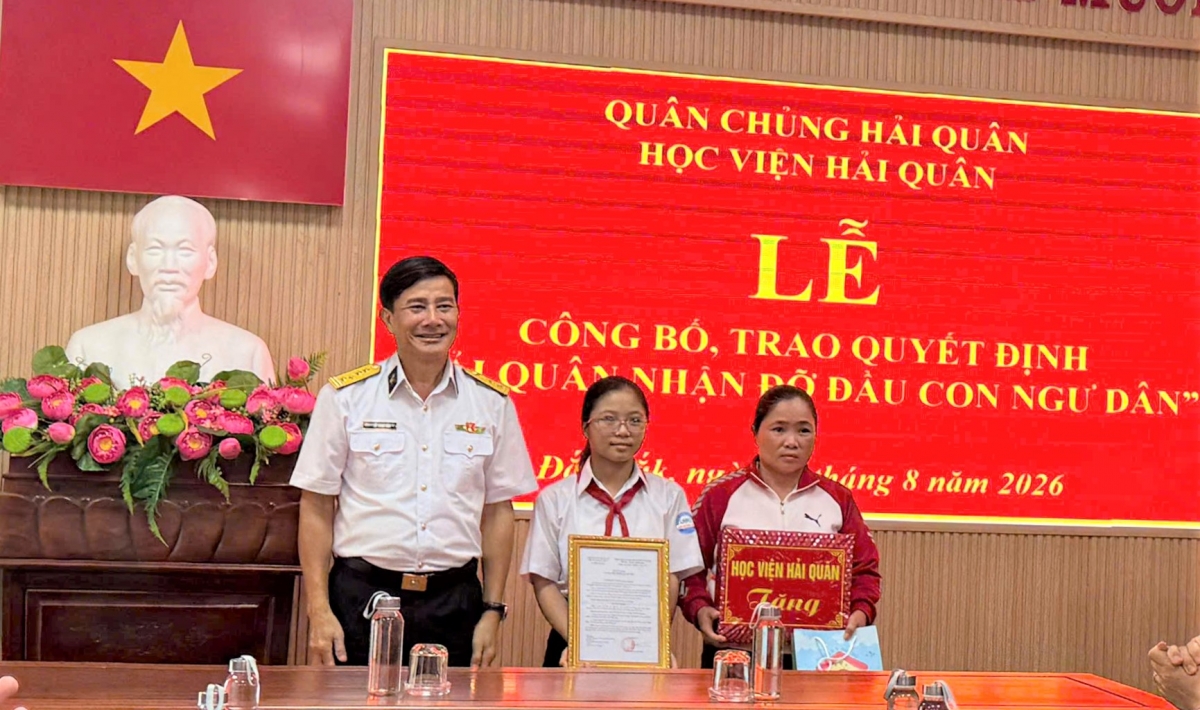 Đại tá Hồ Thanh Hòa, Phó Giám đốc Học viện trao quyết định và tặng quà cho gia đình cháu Nguyễn Thị Tuyết Linh