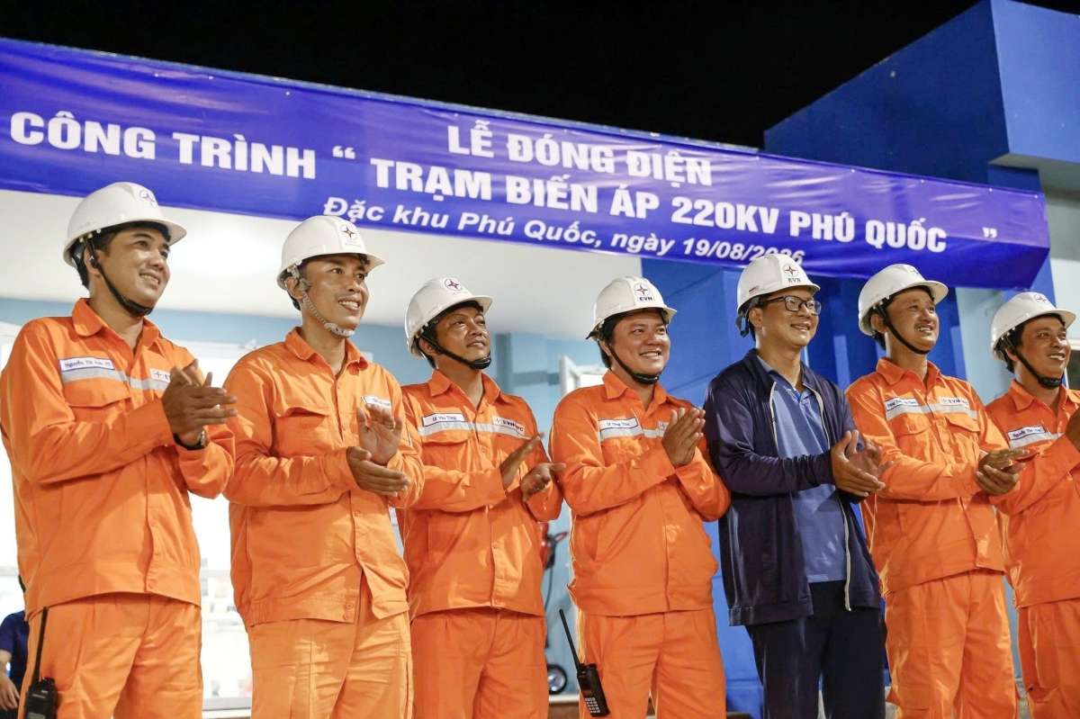 CBCNV EVNSPC vui mừng khi Trạm biến áp 220kV Phú Quốc đóng điện thành công