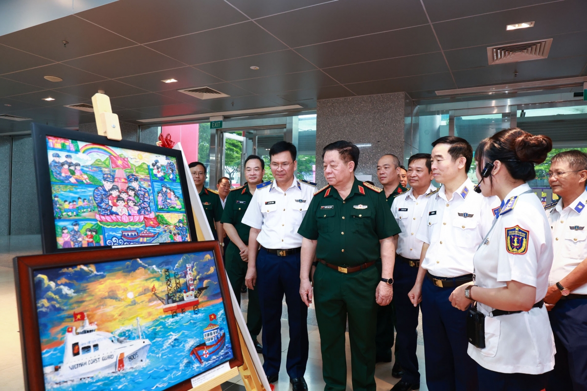 Các đại biểu tham quan gian trưng bày các tác phẩm xuất sắc của các em học sinh đã tham gia Cuộc thi. 
Ảnh: Đức Tĩnh