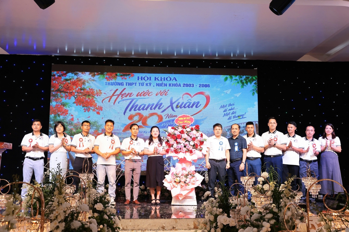 Các thầy cô Trường THPT Tứ Kỳ và cựu học sinh niên khóa 2003-2006.