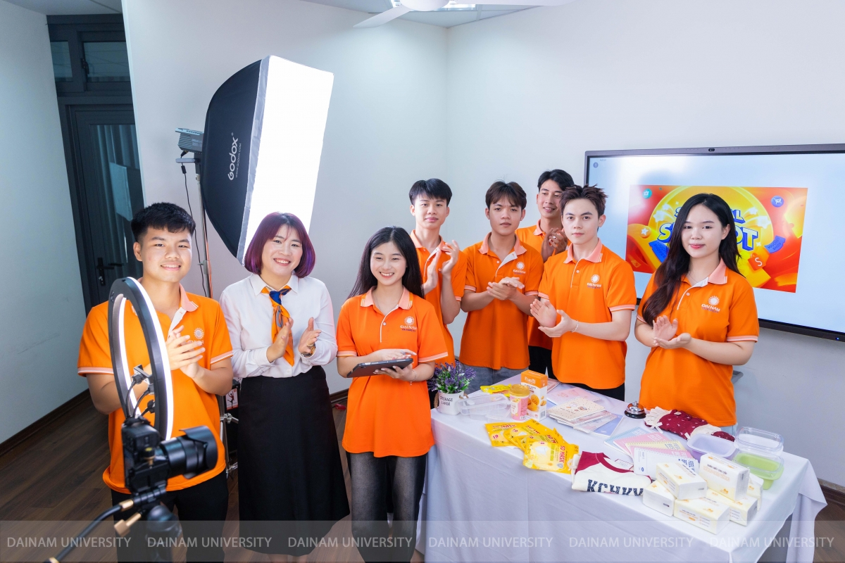 Sinh viên thực hành phiên livestream tại Trung tâm thực hành Thương mại điện tử