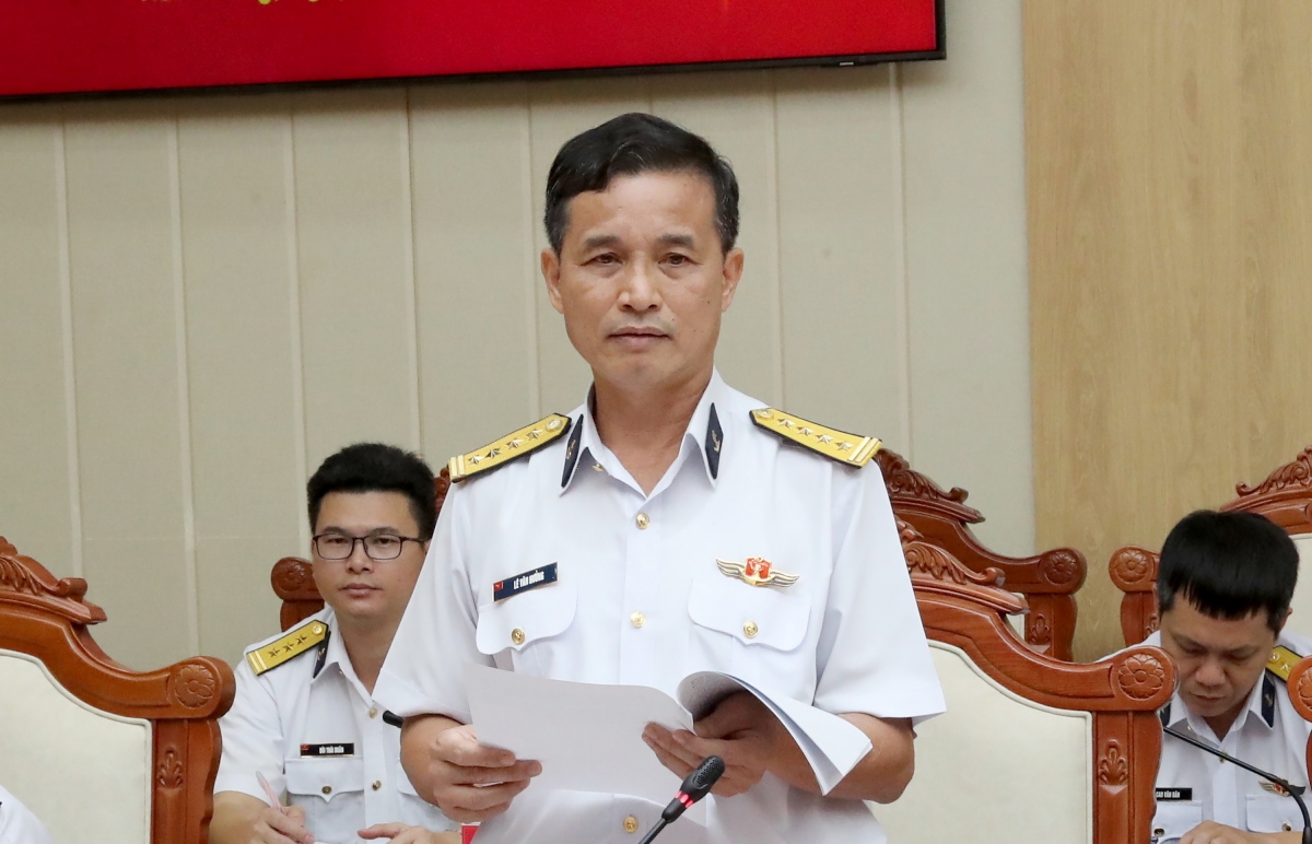 Đại tá Lê Văn Hưởng, Phó Chủ nhiệm Chính trị Quân chủng trình bày kết quả nghiên cứu, biên soạn bản thảo chuyên đề