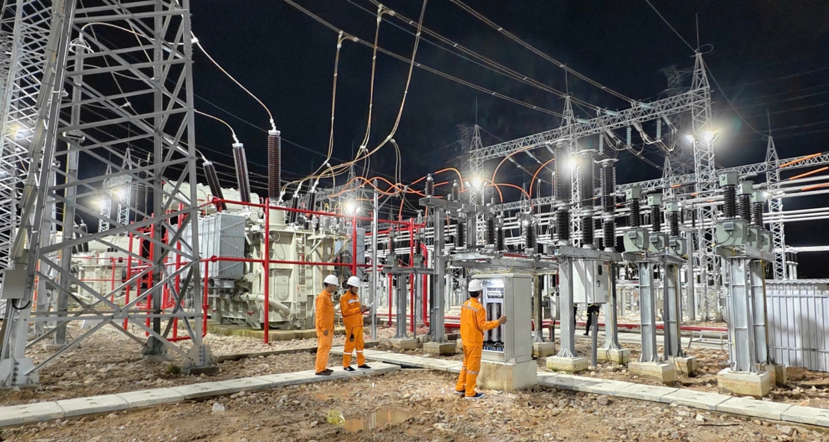 Nhân viên EVNSPC kiểm tra thông số các thiết bị trước khi đóng điện