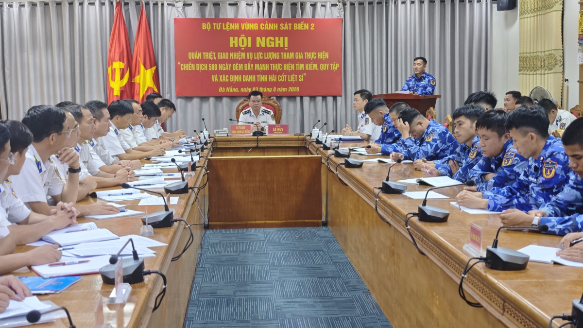 Đại tá Lê Huy, Bí thư Đảng ủy, Chính ủy Vùng Cảnh sát biển 2 quán triệt, giao nhiệm vụ cho các Tổ công tác tham gia thực hiện “Chiến dịch 500 ngày đêm đẩy mạnh thực hiện tìm kiếm, quy tập và xác định danh tính hài cốt liệt sĩ”