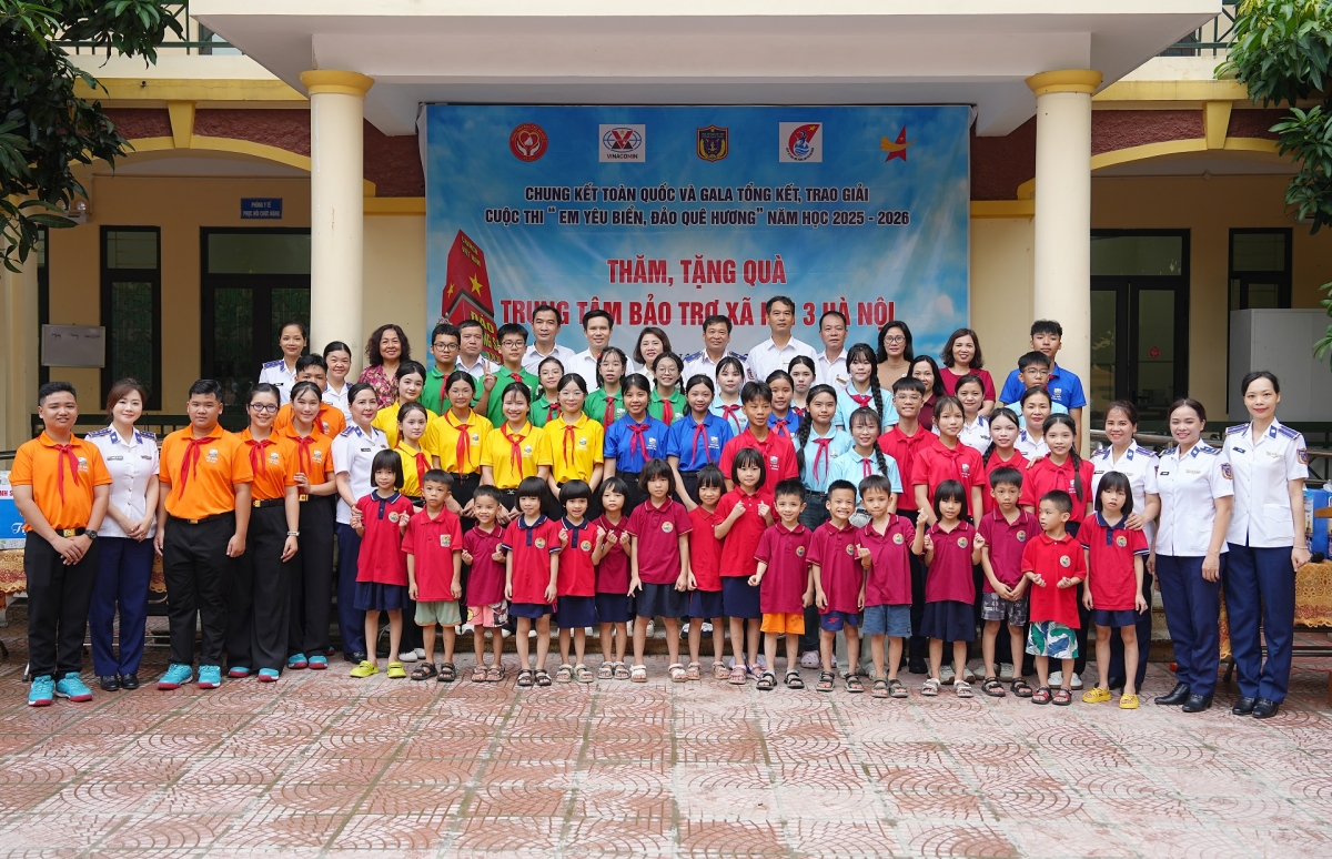 Các đại biểu chụp ảnh lưu niệm tại Trung tâm Bảo trợ xã hội 3 Hà Nội
