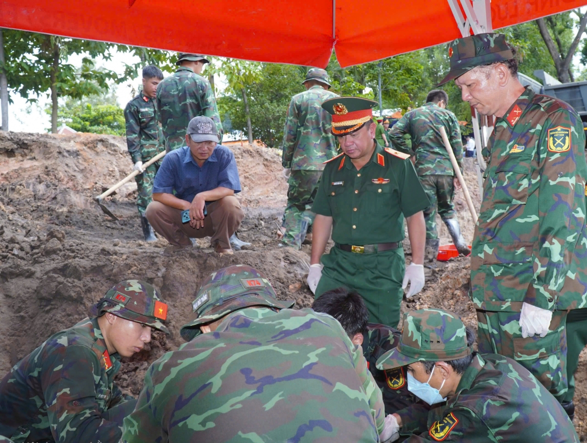 Thiếu tướng Nguyễn Thành Trung (đứng thứ hai từ phải sang) kiểm tra công tác tìm kiếm, quy tập hài cốt liệt sĩ tại Công viên Lê Thị Riêng