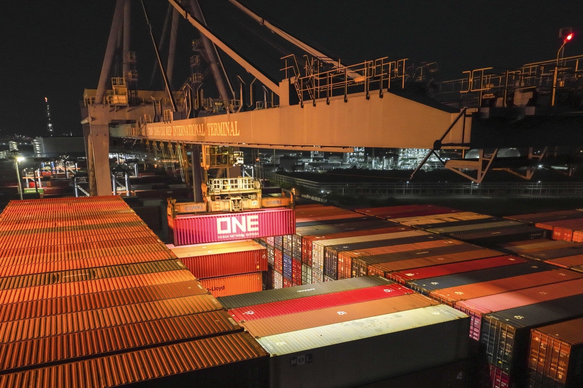 Hoạt động bốc xếp hàng container lên tàu tại cảng TCIT