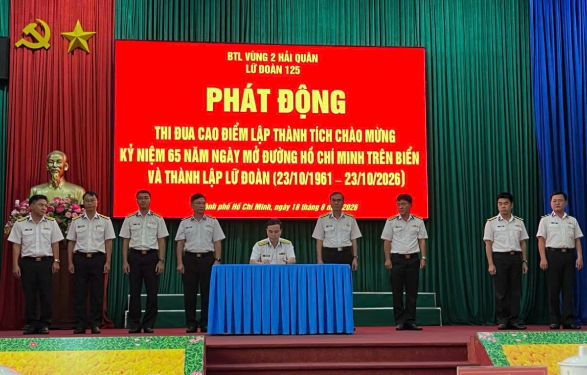 Đại diện chỉ huy các cơ quan, đơn vị ký kết giao ước thi đua