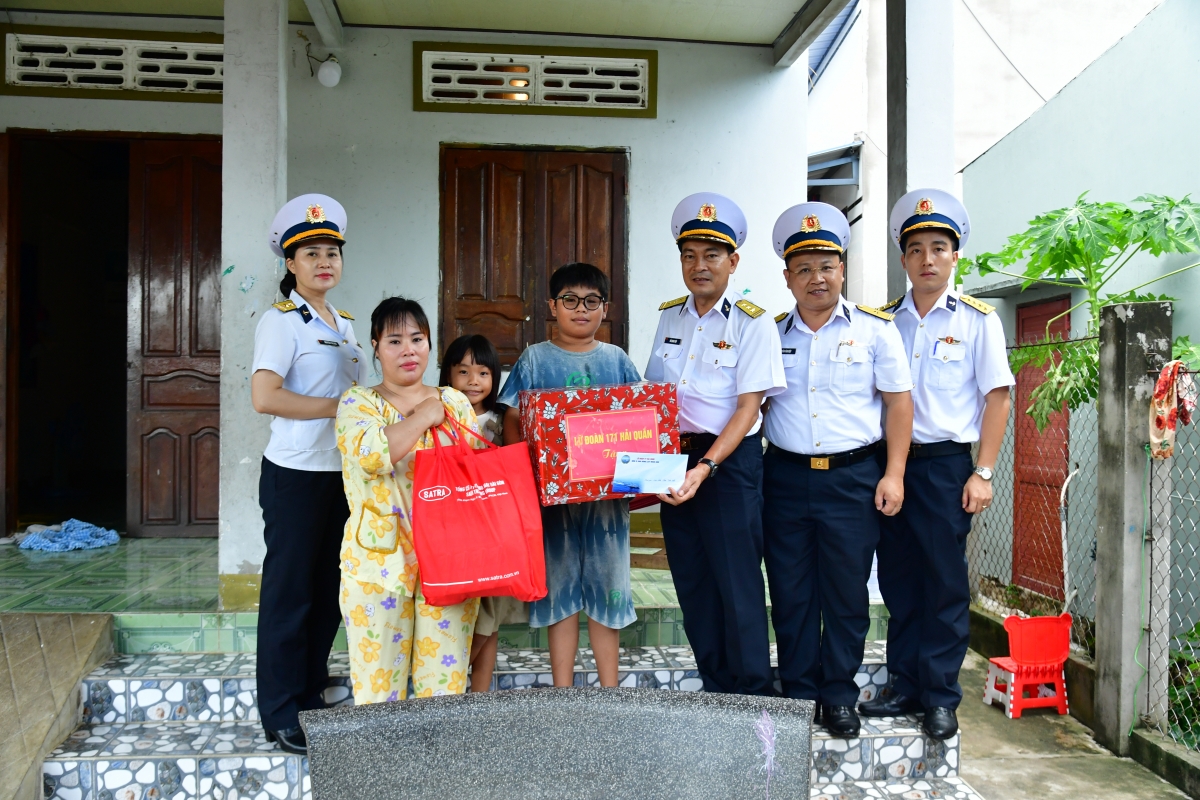 Đại diện Lữ đoàn 171 trao quà cho gia đình cháu Hoàng Tuấn Anh