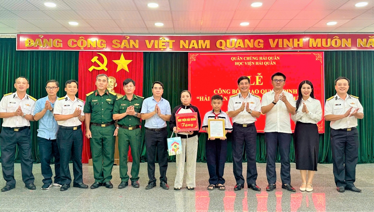Các đại biểu chụp ảnh lưu niệm cùng gia đình cháu Đoàn Tiến Thành, phường Xuân Đài, tỉnh Đắk Lắk