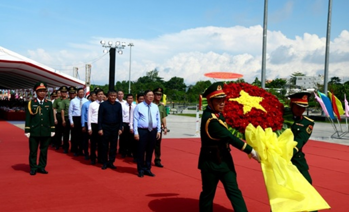 Phó Thủ tướng Thường trực Phạm Gia Túc và đoàn công tác dâng hoa tưởng niệm Chủ tịch Hồ Chí Minh tại Quảng trường Hồ Chí Minh, Đặc khu Phú Quốc - Ảnh: VGP/Phương Nguyên