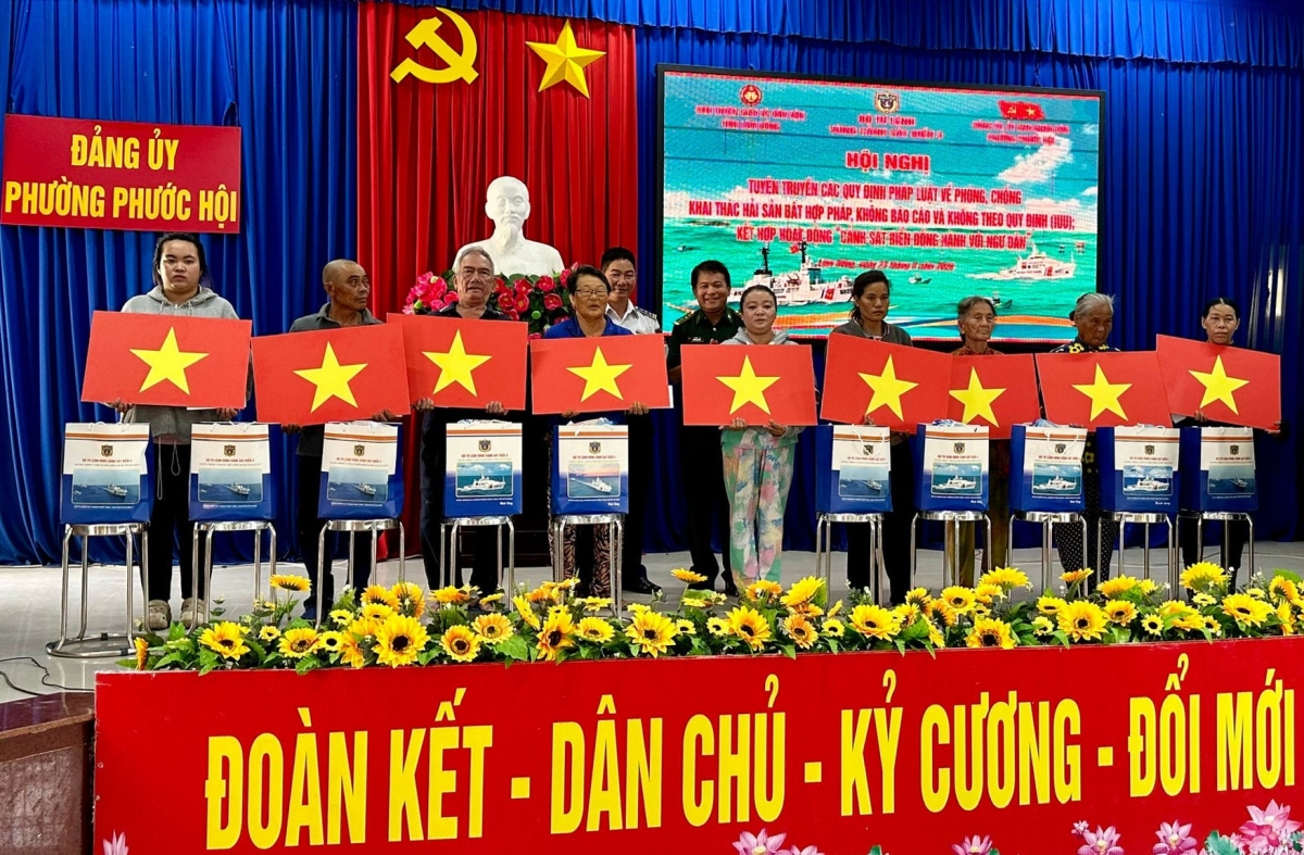 Ban tổ chức tặng quà cho các ngư dân có hoàn cảnh khó khăn trên địa bàn phường Phước Hội
