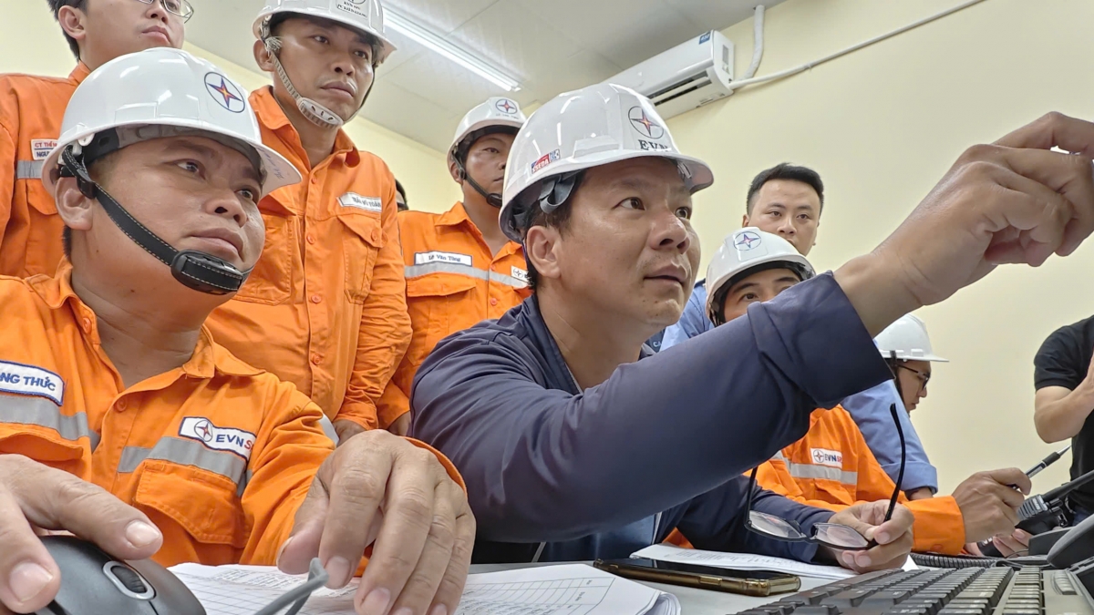 Tập trung cao độ theo dõi các thông số, thực hiện công tác đóng điện