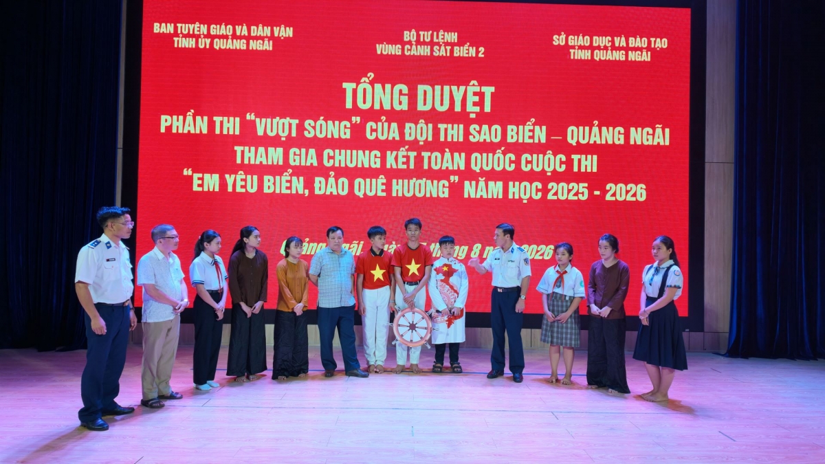 Các đại biểu góp ý cho phần thi thi “Vượt sóng” của Đội Sao Biển - Quảng Ngãi