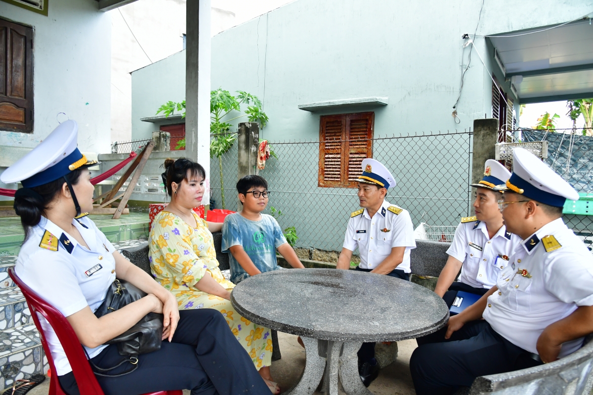 Thượng tá Đỗ Quang Hiệp, Phó Chính ủy Lữ đoàn nói chuyện với gia đình và các cháu