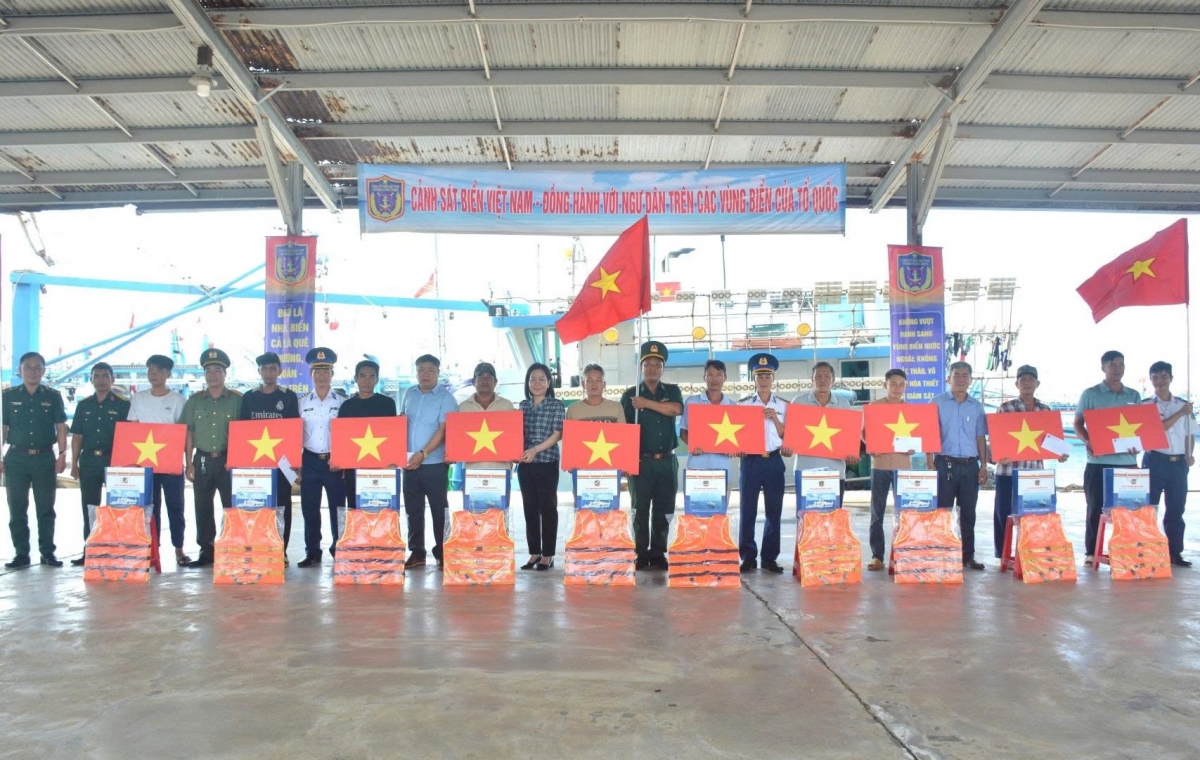Lực lượng Cảnh sát biển đồng hành cùng ngư dân, hỗ trợ ngư dân vươn khơi bám biển