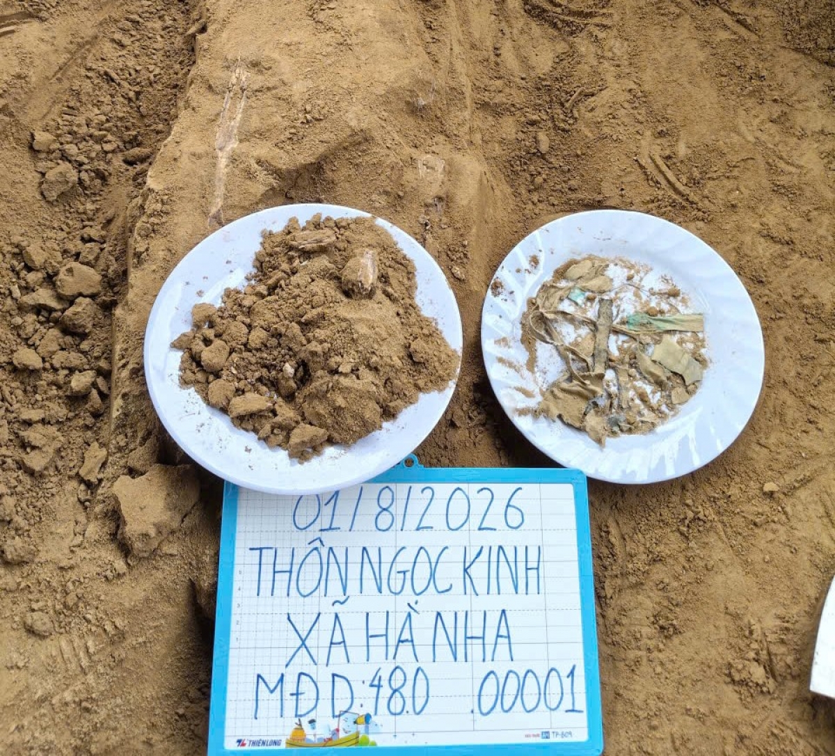 Các mẫu xương và di vật được tìm thấy (Ảnh: Quang Cường).