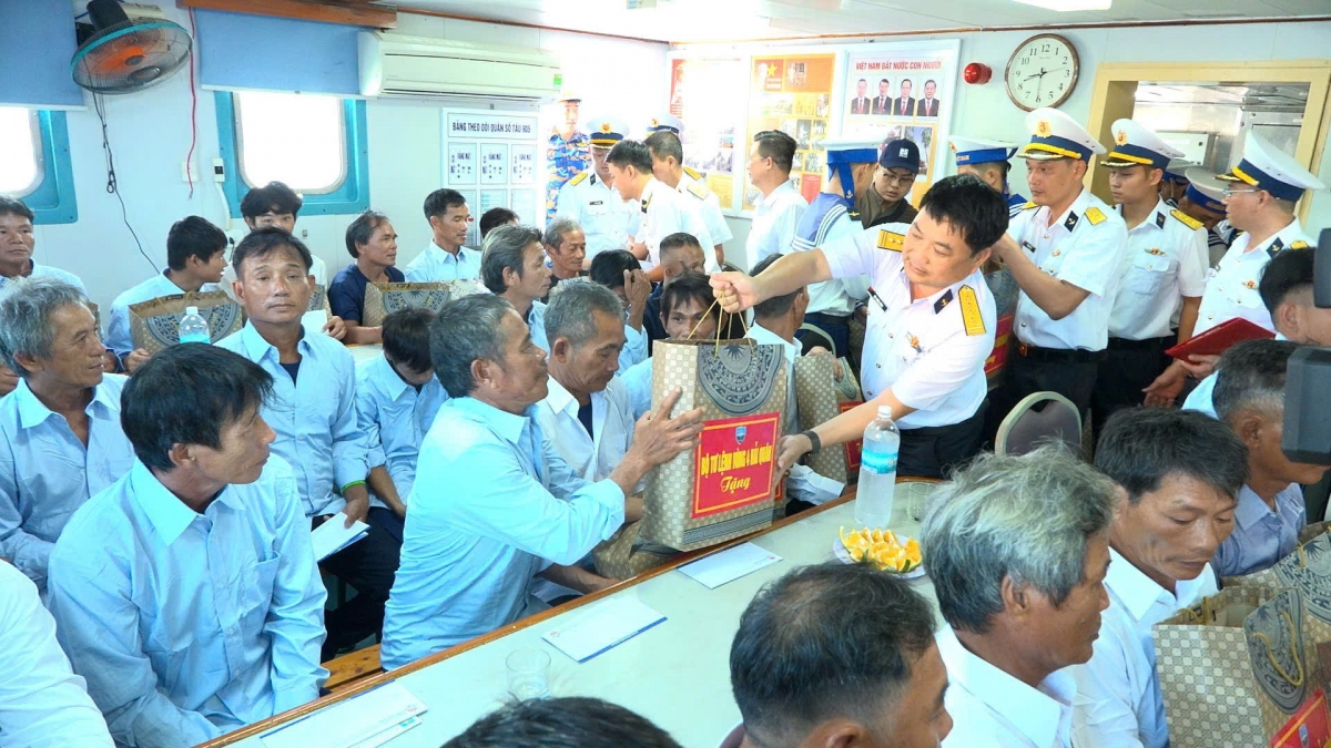 Đại diện Bộ Tư lệnh Vùng 4 Hải quân trao quà, động viên ngư dân gặp nạn trên tàu cá QNg 95267 TS