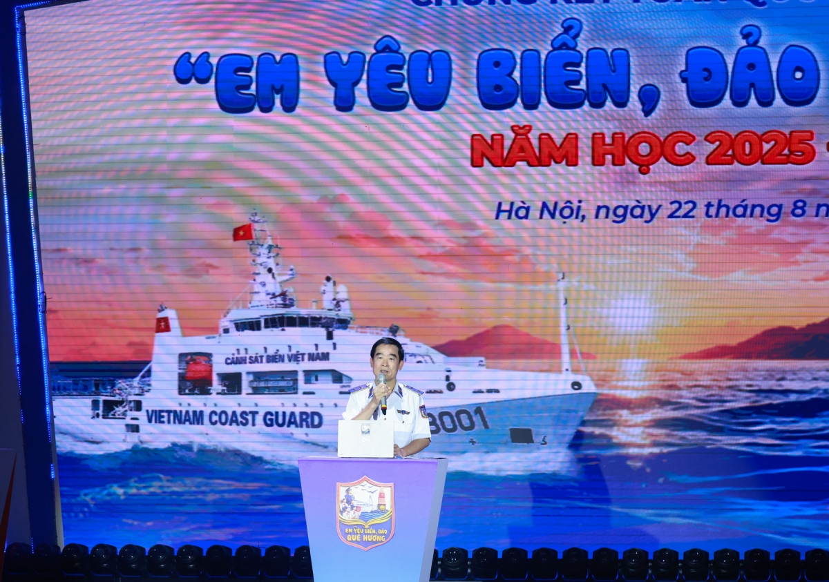Trung tướng Bùi Quốc Oai Chính ủy Cảnh sát biển Việt Nam phát biểu chỉ đạo nội dung tổng duyệt