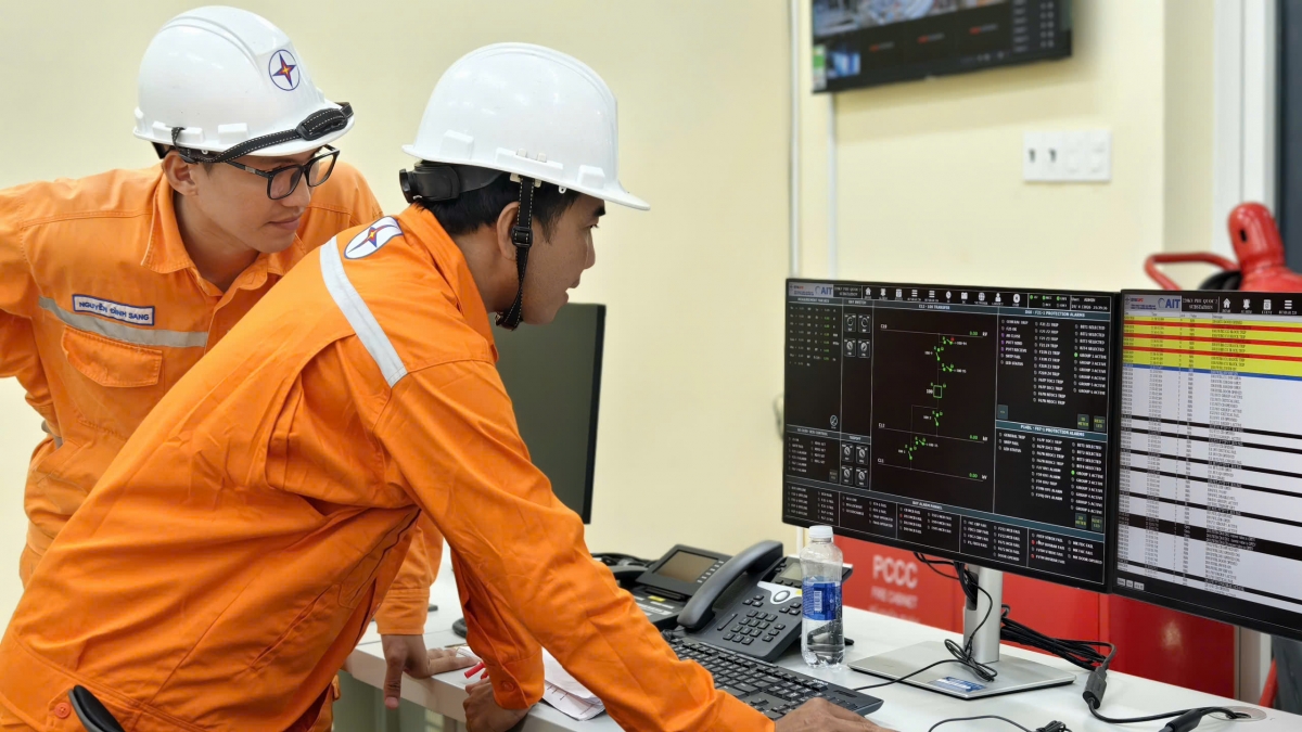 Tập trung cao độ theo dõi các thông số, thực hiện công tác đóng điện