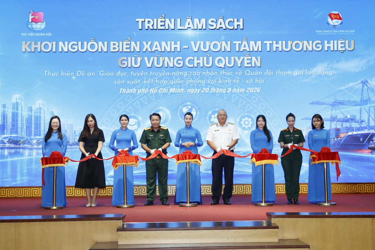 Các đại biểu thực hiện nghi thức cắt băng khai mạc triển lãm