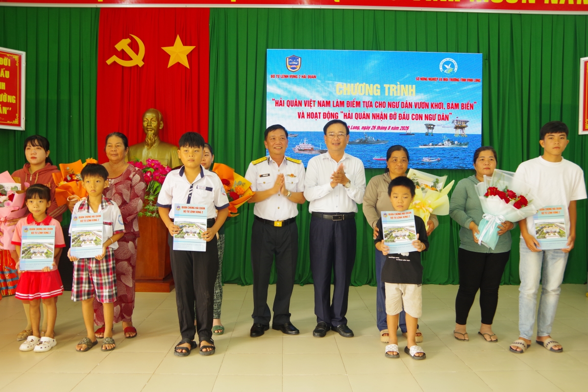 Thủ trưởng bộ tư lệnh Vùng 2 Hải quân và lãnh đạo địa phương trao quyết định đỡ đầu 05 cháu con ngư dân có hoàn cảnh mồ côi, khó khăn