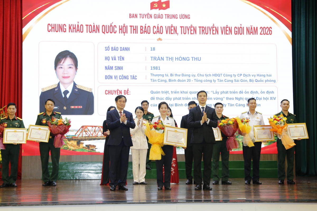 Ban tổ chức trao giải Nhất cho Thượng tá Trần Thị Hồng Thu, Bí thư Đảng ủy, Chủ tịch HĐQT Công ty CP Dịch vụ Hàng hải Tân Cảng, Binh đoàn 20