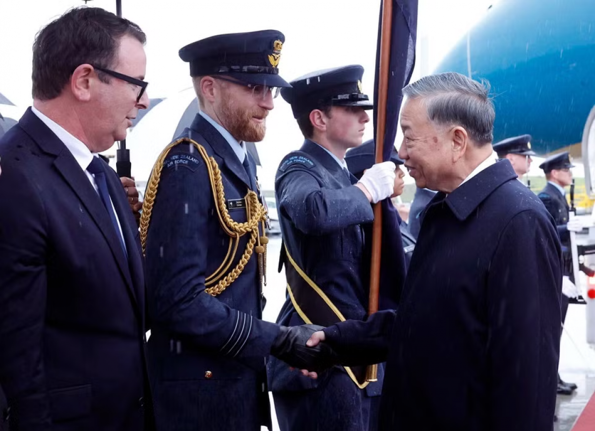 Quan chức New Zealand đón Tổng Bí thư, Chủ tịch nước Tô Lâm tại Sân bay quốc tế Auckland.