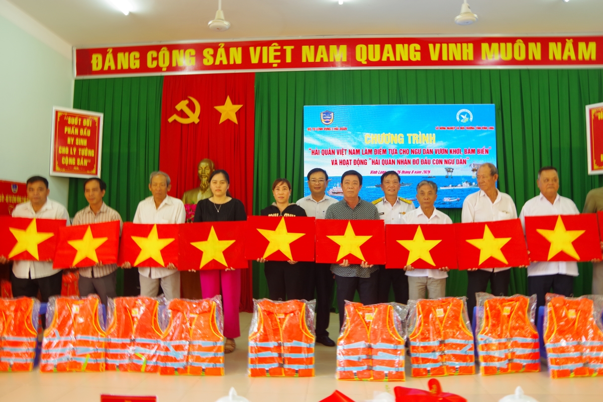 Trao tặng cờ Tổ quốc, Áo phao cho bà con ngư dân