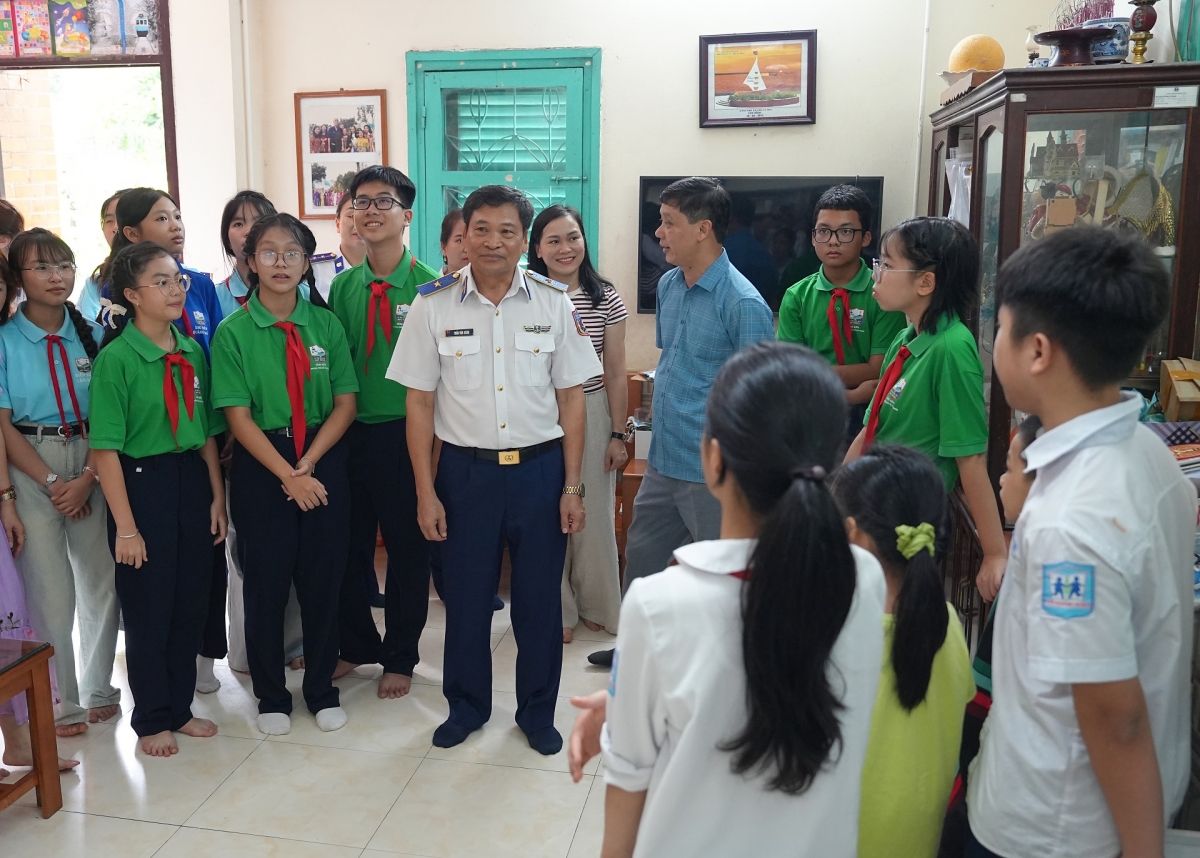 Đoàn đại biểu thăm nơi học tập, sinh hoạt của trẻ em có hoàn cảnh khó khăn tại Làng Trẻ em SOS Hà Nội